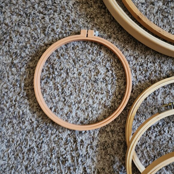 Lot of 9 Embroidery/Quilting Hoops 17in,14in, 10in, 8in, 7in - Picture 4 of 6